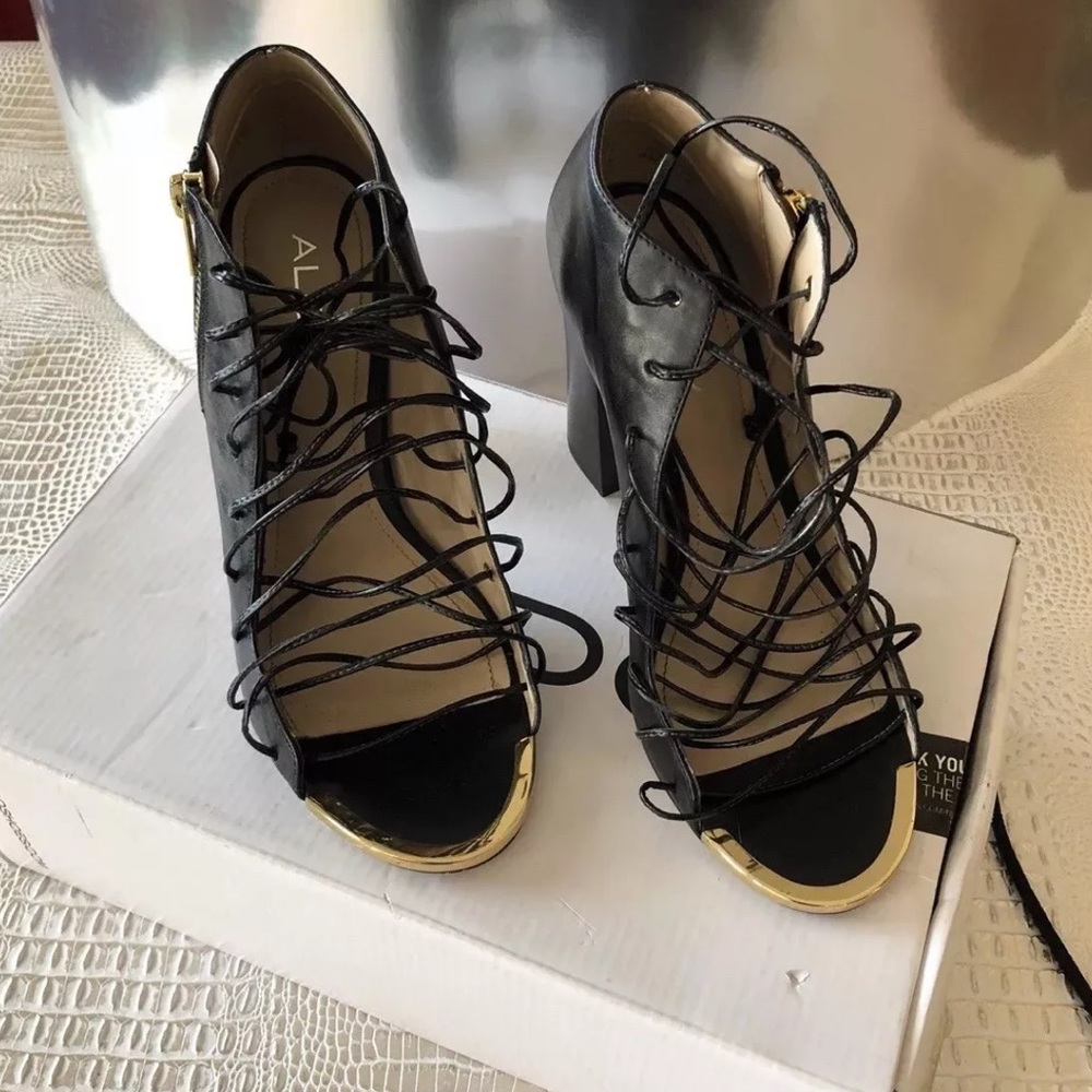 🌹VINTAGE Like New.. Aldo Black Strappy Lace Heels
